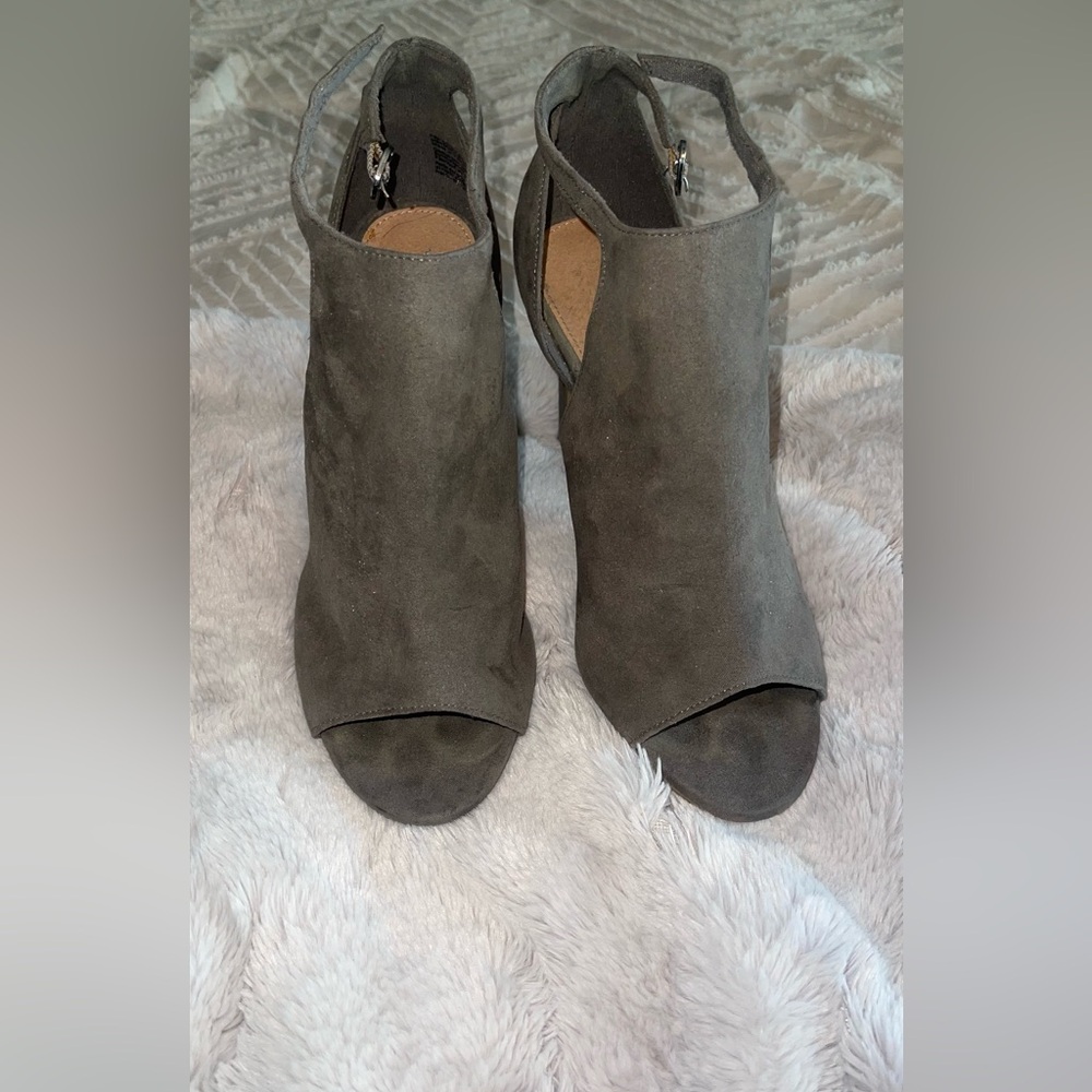 Christian Siriano- Women’s Open-Toe Suede Peep-Toe Slingback Heels - Gray - Picture 2 of 11
